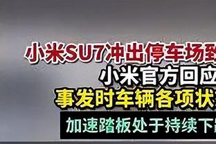 开心了！杜兰特提前下场休息 和队友说笑心情不错！